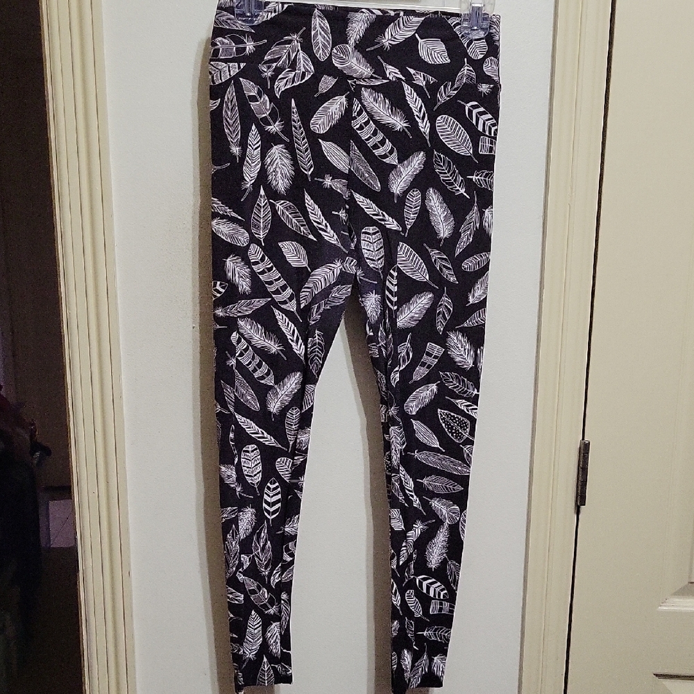 LuLaRoe Black and White Feather Pattern Leggings